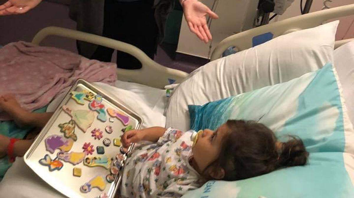 Phoenix Thompson, de dos años, en el hospital donde fue sometida a quimioterapia.