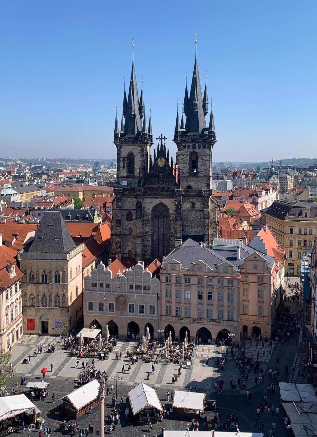 Vista panorámica de la Plaza de la Ciudad Vieja y la Iglesia de Nuestra Señora ante Týn. 