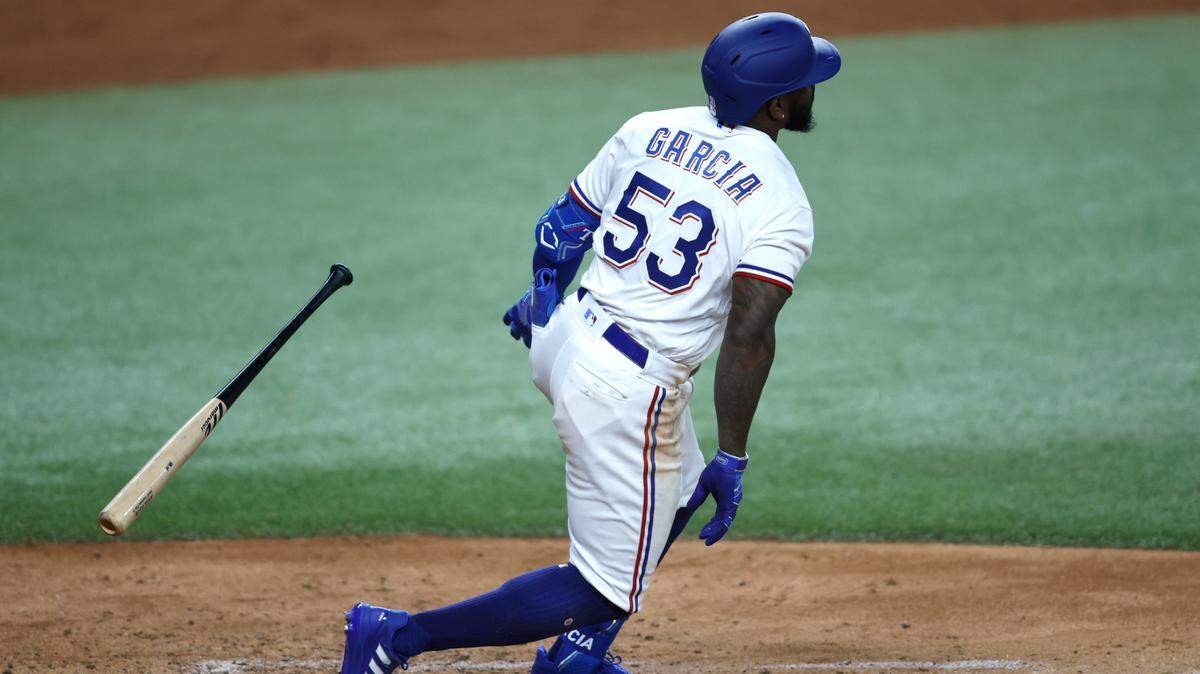 El jardinero cubano de los Rangers Adolis García bateó su cuadrangular 30 de la temporada y mejoró su total de remolcadas a 91, para ampliar su liderato en la Liga Americana, en el partido contra los Angelonos de Los Angeles, celebrado el 14 de agosto de 2023 en Texas. 