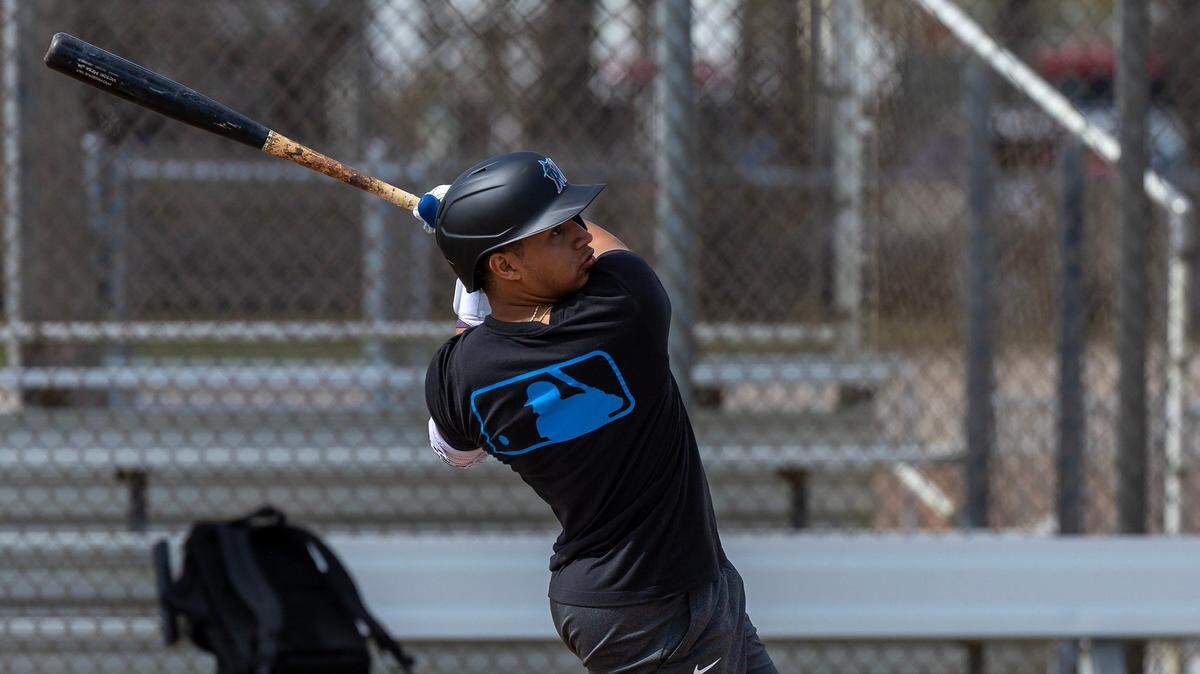 El prospecto cubano Víctor Mesa Jr. batea en una práctica en el entrenamiento de primavera de los Marlins, el 12 de febrero de 2025 en el Roger Dean Stadium en Jupiter, Florida.