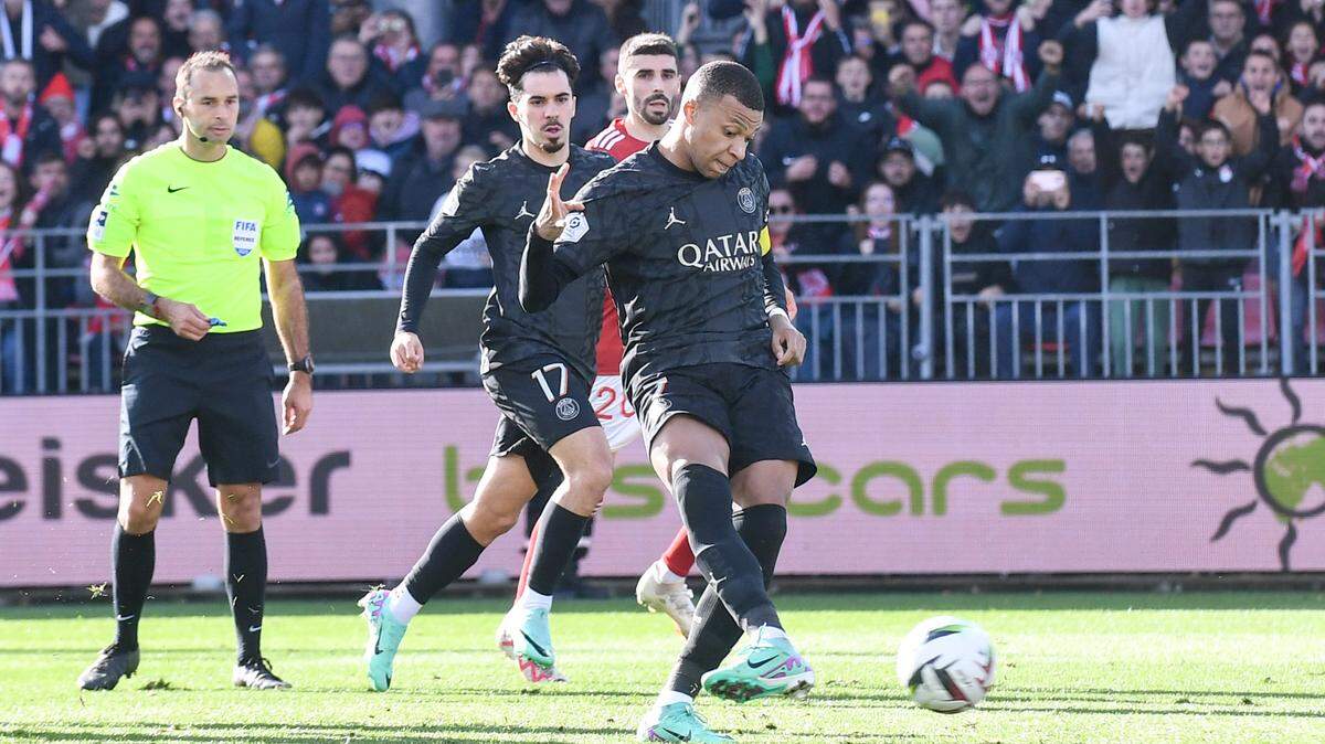 Kylian Mbappé anotó un doblete para llegar a 250 goles en su carrera con clubes y el campeón defensor de Francia Paris Saint-Germain superó el domingo por 3-2 al Brest para mantenerse un punto detrás del líder provisional.