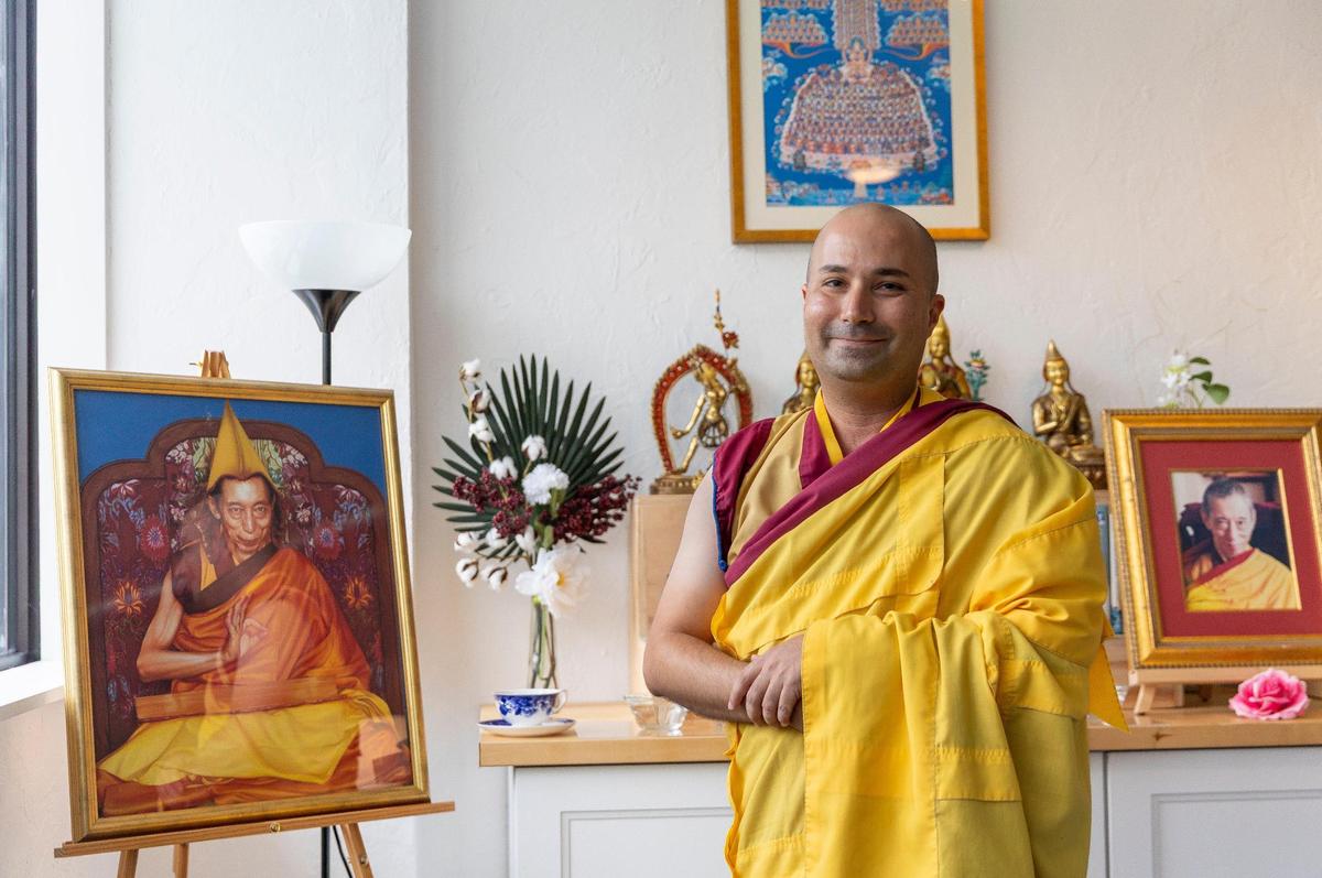Gen Kelsang Tashi, monje y maestro residente del Centro de Meditación Kadampa de Miami, posa junto a un retrato del fundador del movimiento, el venerable Geshe-la, monje budista tibetano que dedicó su vida a hacer el budismo más accesible a los países occidentales. Geshe-la falleció en 2022.