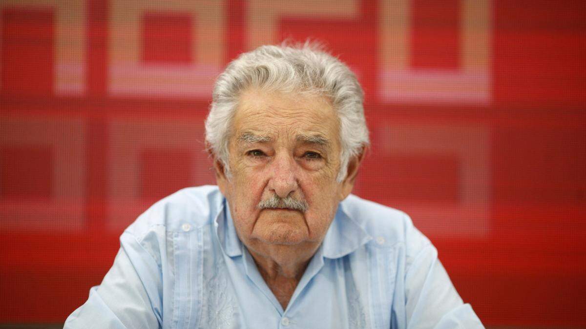 El secretario general de CC.OO., Unai Sordo, hace entrega del premio Abogados de Atocha al ex presidente de Uruguay, José Mujica
Eduardo Parra / Europa Press
  (Foto de ARCHIVO)
