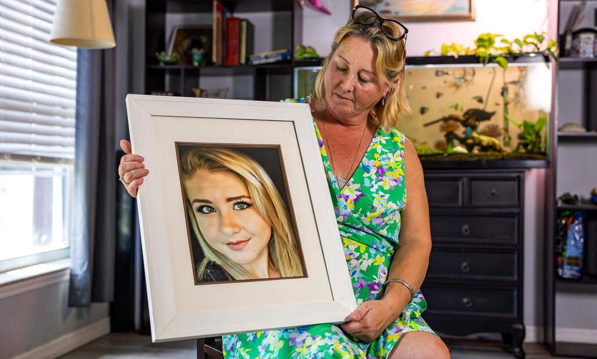 Amy Brunelle sostiene una foto de su hija, Madison, en su casa de Fort Pierce en abril. “Maddie”, de 18 años, fue la primera persona atropellada y fallecida por un tren de la línea Brightline. Su muerte fue declarada suicidio. Su madre dice que cada vez que ve pasar el tren de la línea Brightline, se pregunta: “¿Será ese el tren que atropelló a mi hija?”.