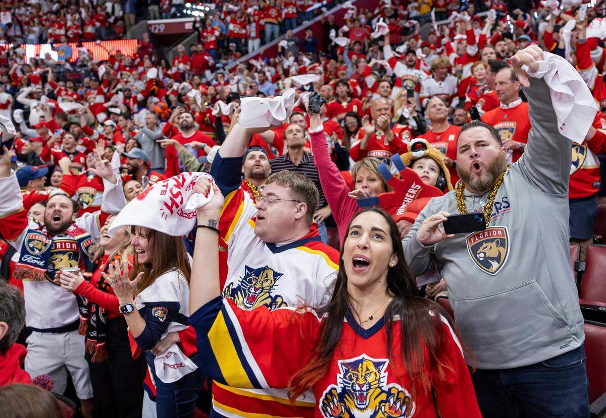 Fanáticos de los Panthers celebran un gol ante los Oilers de Edmonton, en el séptimo juego de la final del hockey sobre hielo celebrado el 24 de junio de 2024 en Sunrise, Florida.