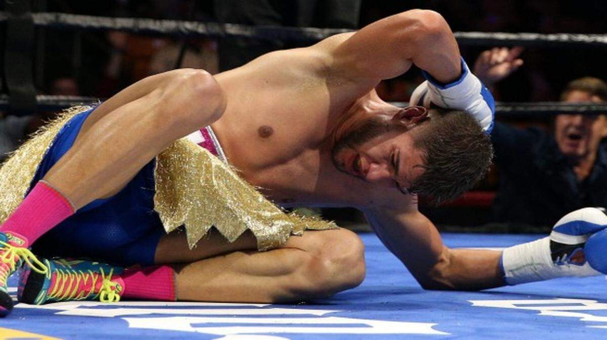 Prichard Colón se queja tras recibir golpes ilegales de parte de Terrel Williams en la parte posterior de su cabeza, en la pelea celebrada el 17 de octubre del 2015 en Virginia, Estados Unidos.
