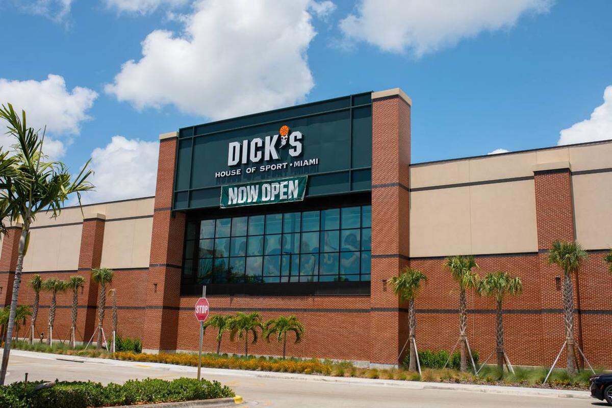 270 / 5,000Dick’s House of Sport abrió su primer local en el sur de Florida, en el Dadeland Mall, en febrero de 2025. 