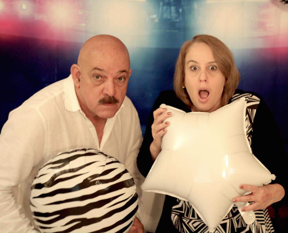 Los artistas invitados como los cuentacuentos Nitsy Grau y Leopoldo Morales, de Troop of Actors.