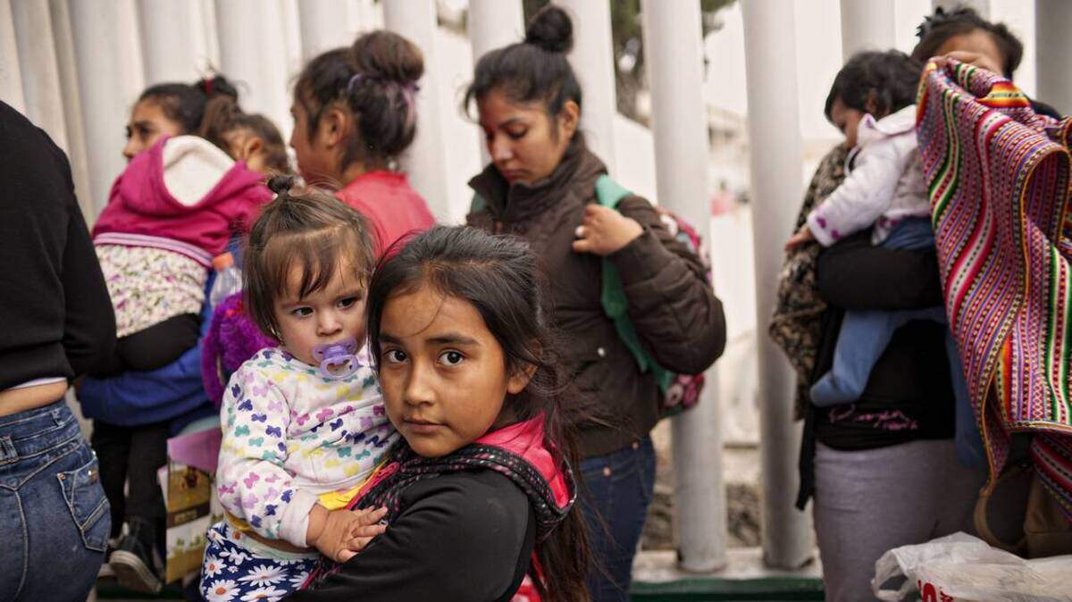 Inmigrantes indocumentados esperan para ser entrevistados sobre sus solicitudes de asilo en el punto de entrada a Estados Unidos en Tijuana, México, en junio del 2018.