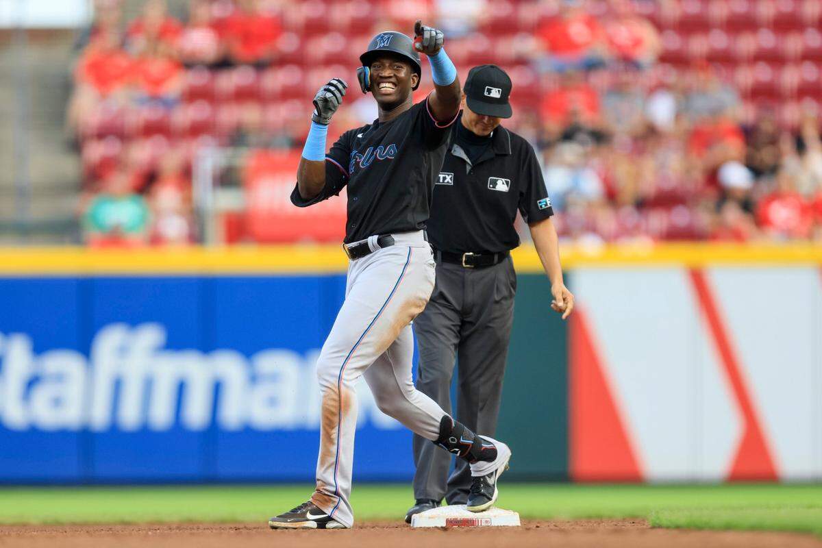 El jardinero de los Marlins Jesús Sánchez sonríe tras batear un doble en el quinto inning del partido ante los Rojos, celebrado el 26 de julio de 2022 en Cincinnati.