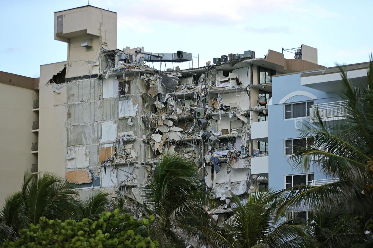 Los escombros en Champlain Towers South Condo en Surfside, ubicado en 8777 Collins Avenue, una parte de los cuales se derrumbó temprano en la mañana en Surfside, Florida, el jueves 24 de junio de 2021.