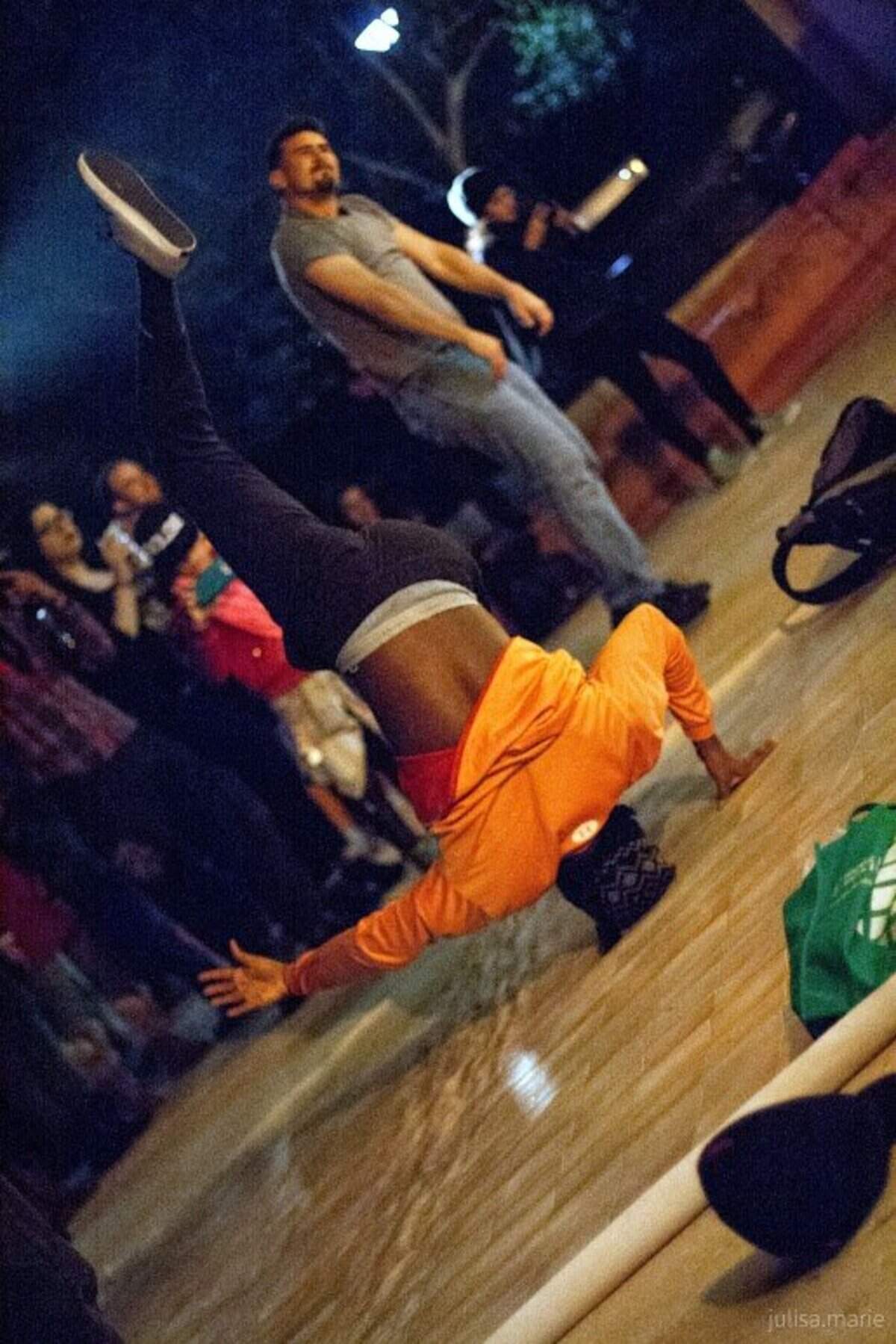 Annual Buskerfest Miami Street Performance Festival, circo y artistas locales gratis.