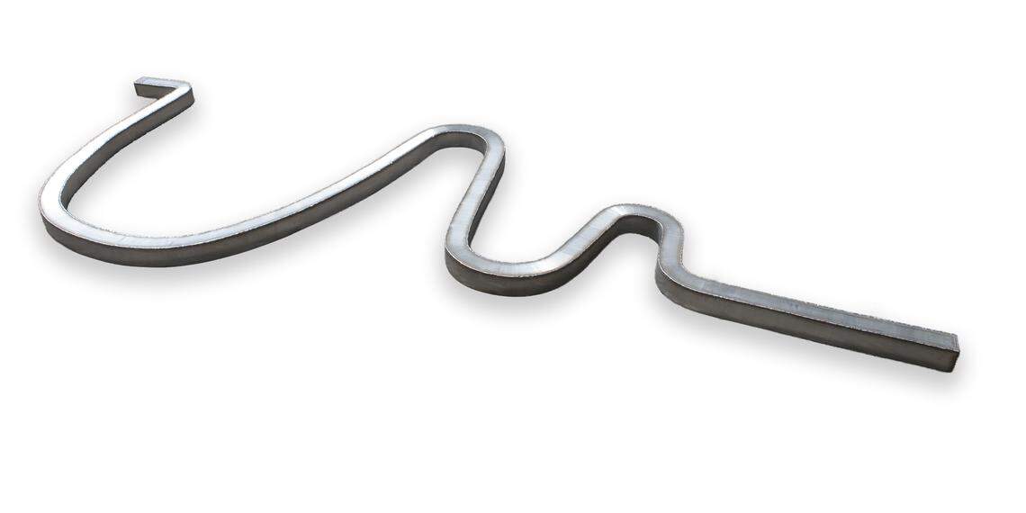 ‘Stainless Steel Stroke’, 2025, acero inoxidable, 48 x 116 x 4 pulgadas.