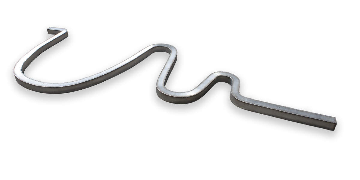 ‘Stainless Steel Stroke’, 2025, acero inoxidable, 48 x 116 x 4 pulgadas.