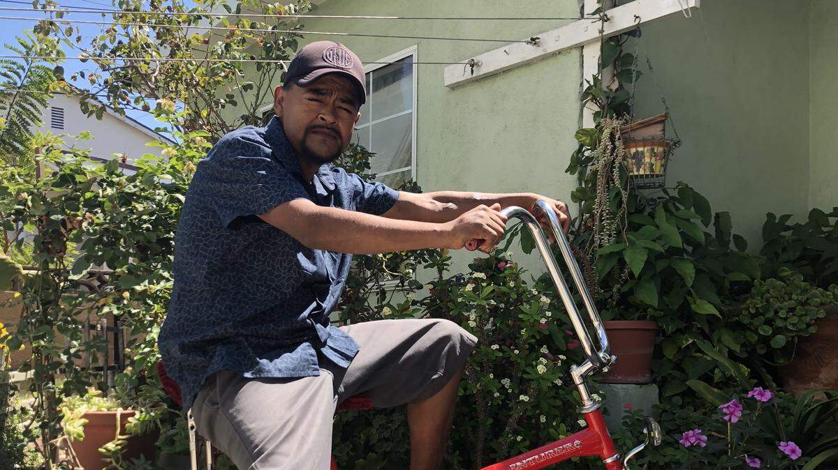Julio César Peña, que padece una enfermedad renal terminal, en su bicicleta en el patio trasero de su casa en Glendale, California. Su familia tuvo dificultades para localizarlo cuando fue hospitalizado tras ser detenido por el Servicio de Inmigración y Control de Aduanas.