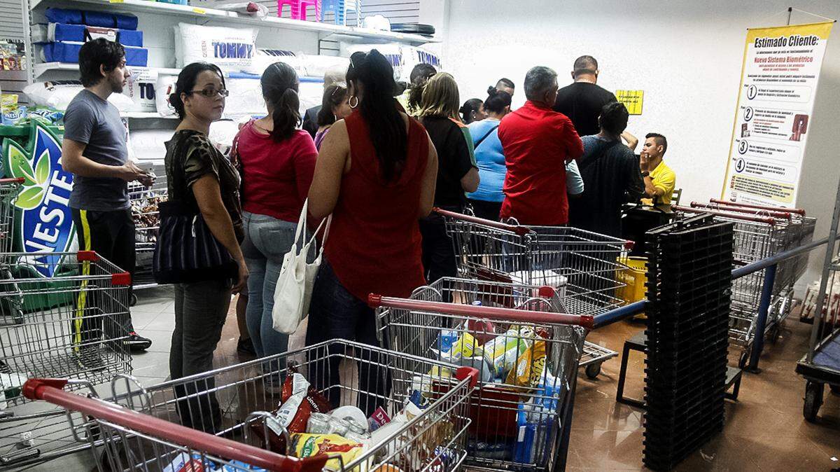 Con precios regulados en venezuela, lo mismos bienes multiplican sus precios al ser vendidos del otro lado de la frontera.