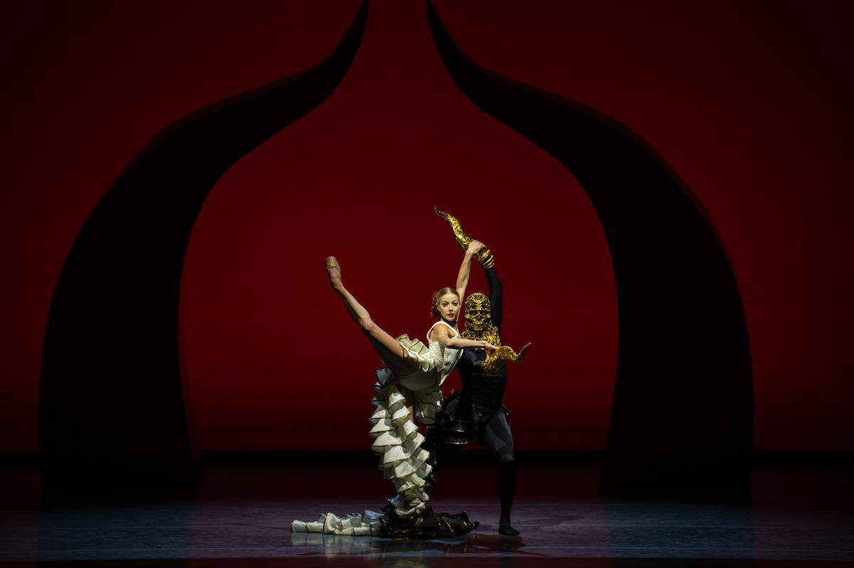 Dawn Atkins (Carmen) y Steven Loch (El Destino) en “Carmen”, coreografía de Annabelle López Ochoa.