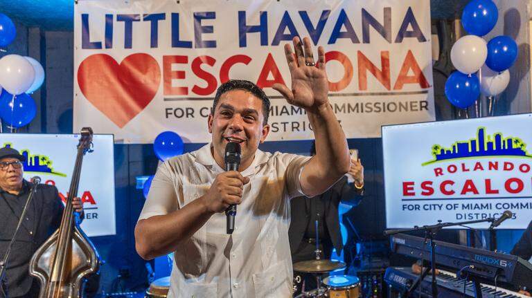 Rolando Escalona gana segunda vuelta por el Distrito 3 de Miami y propina otro golpe a la dinastía Carollo