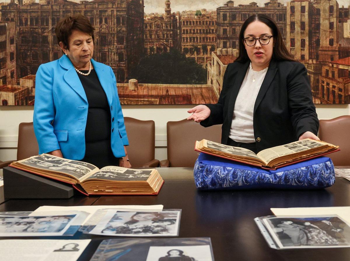 Gladys Gómez-Rossié, directora de Relaciones Comunitarias de Cuban Heritage Collection de la Universidad de Miami, y Amanda Moreno, directora de la colección, muestran fotos y artículos de revistas Carteles, y de publicaciones del exilio cubano, que documentan selección de la reina del Carnaval, Miss Cuba y Miss Free Cuba.