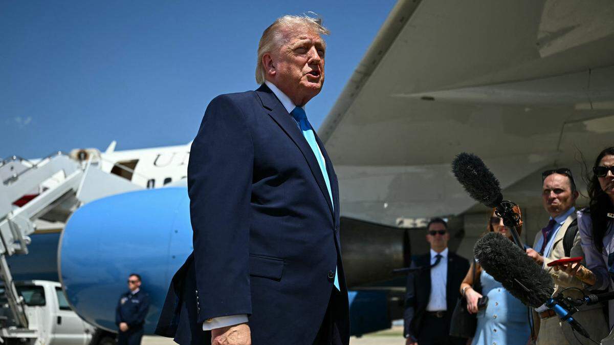 El presidente de Estados Unidos, Donald Trump, habla con periodistas tras bajar del Air Force One en la Base Conjunta Andrews, Maryland, el 20 de mayo de 2026, al regresar a Washington D.C. después de ofrecer el discurso de graduación a la promoción 2026 de la Academia de la Guardia Costera de Estados Unidos.