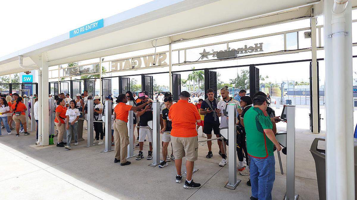 Vista exterior del acceso al Hard Rock Stadium en Miami Gardens, una de las sedes de la Copa Mundial de la FIFA 2026.