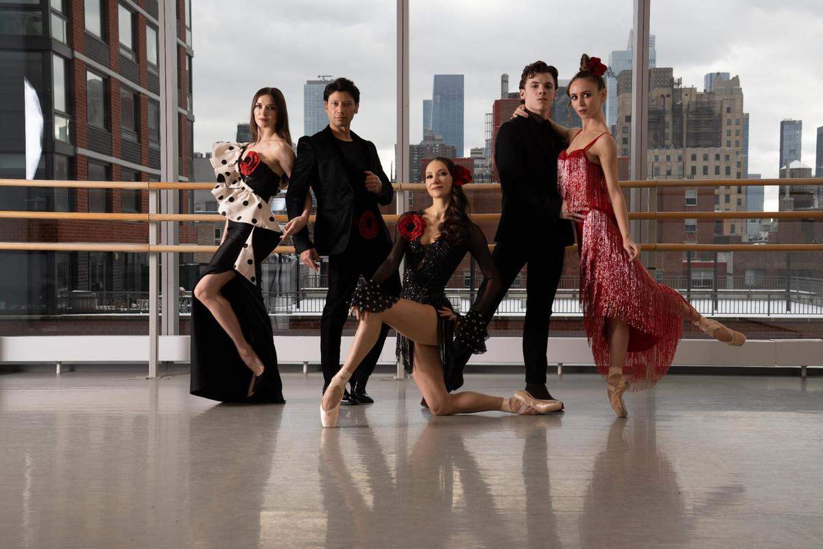 Los bailarines del American Ballet Theatre que estelarizan la gala “Herman Cornejo & Ballet Stars”. De izquierda a derecha: Cassandra Trenary, Herman Cornejo, Christine Shevchenko, Jake Roxander y Skylar Brandt.