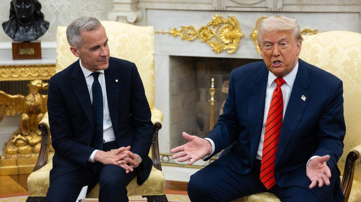El primer ministro canadiense, Mark Carney (izq.), durante su reunión con el presidente estadounidense, Donald Trump, en el Despacho Oval de la Casa Blanca el 6 de mayo de 2025.