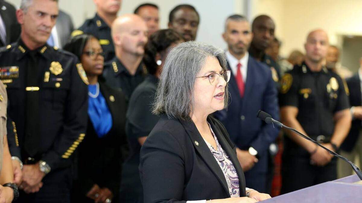 La alcaldesa del Condado Miami-Dade, Daniella Levine Cava, ha propuesto un presupuesto que mantiene los servicios críticos sin aumentar los impuestos, y también se enfoca en apoyar la recuperación económica, mejorar la seguridad pública para todos los vecindarios, y duplicar la resiliencia, entre otros objetivos.