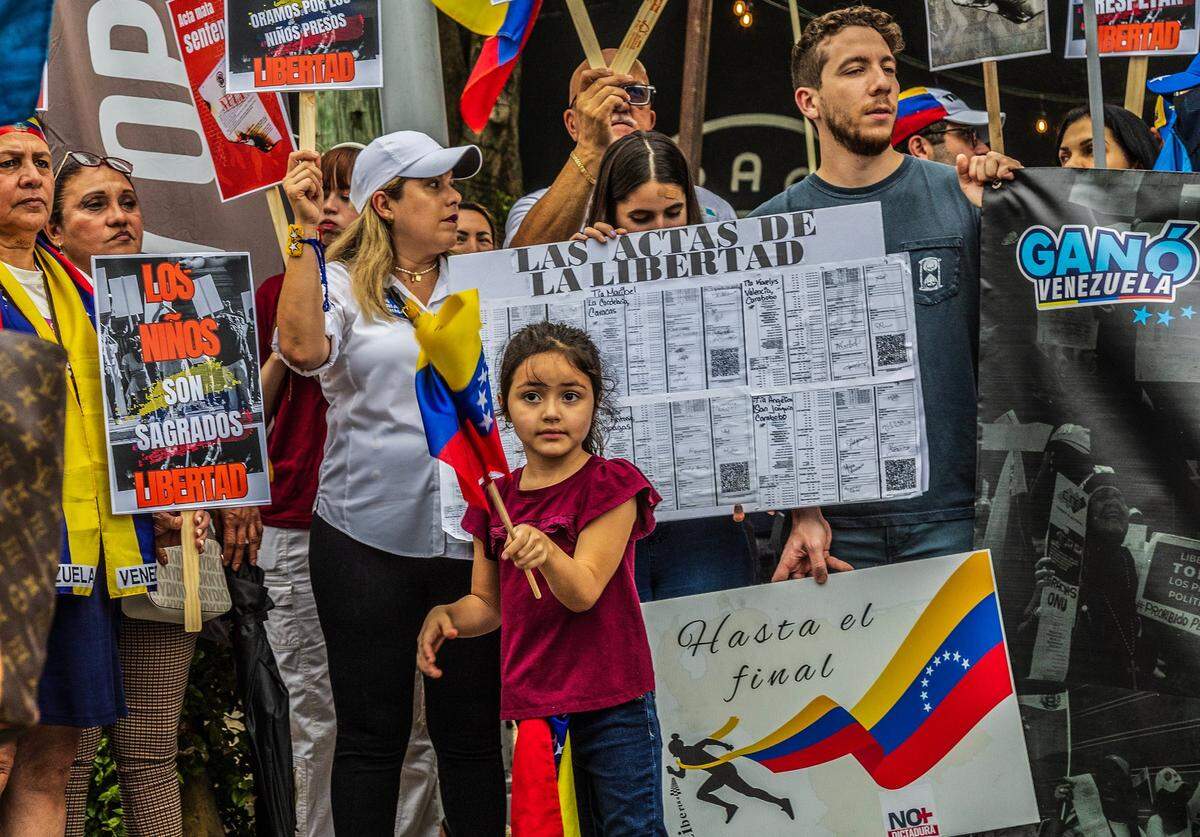 Hadassa Parra, de 5 años, estuvo entre un grupo de venezolanos residentes en el sur de Florida que protestaron en el Garage Café Bistro en Doral mientras la líder María Corina Machado llamó una vez más a los venezolanos de todo el mundo a movilizarse un mes después del fraude electoral que declaró a Nicolás Maduro como ganador en las pasadas elecciones del 28 de julio. El miércoles 28 de agosto de 2024.