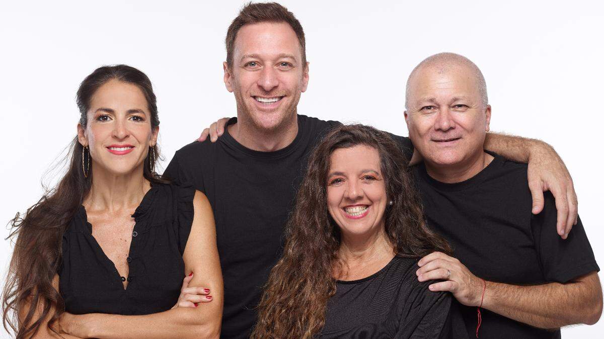 De izquierda a derecha: Agustina Lecouna, Martin Sipiki, Jessica Álvarez Diéguez y Alejandro Vales los dirige en “Mi madre, mi novia y yo”, montaje de Teatro 8/Cirko Teatro.
