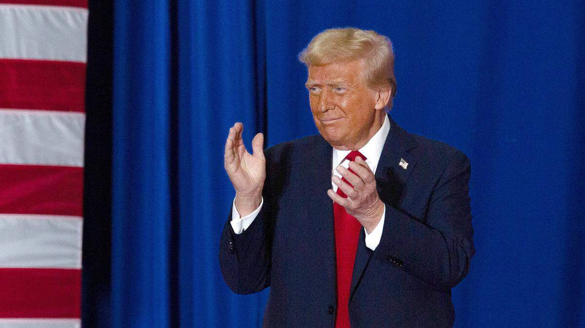 El candidato presidencial republicano y expresidente Donald Trump participa en un acto de campaña en Drexel Hill, Pensilvania, el 29 de octubre de 2024.