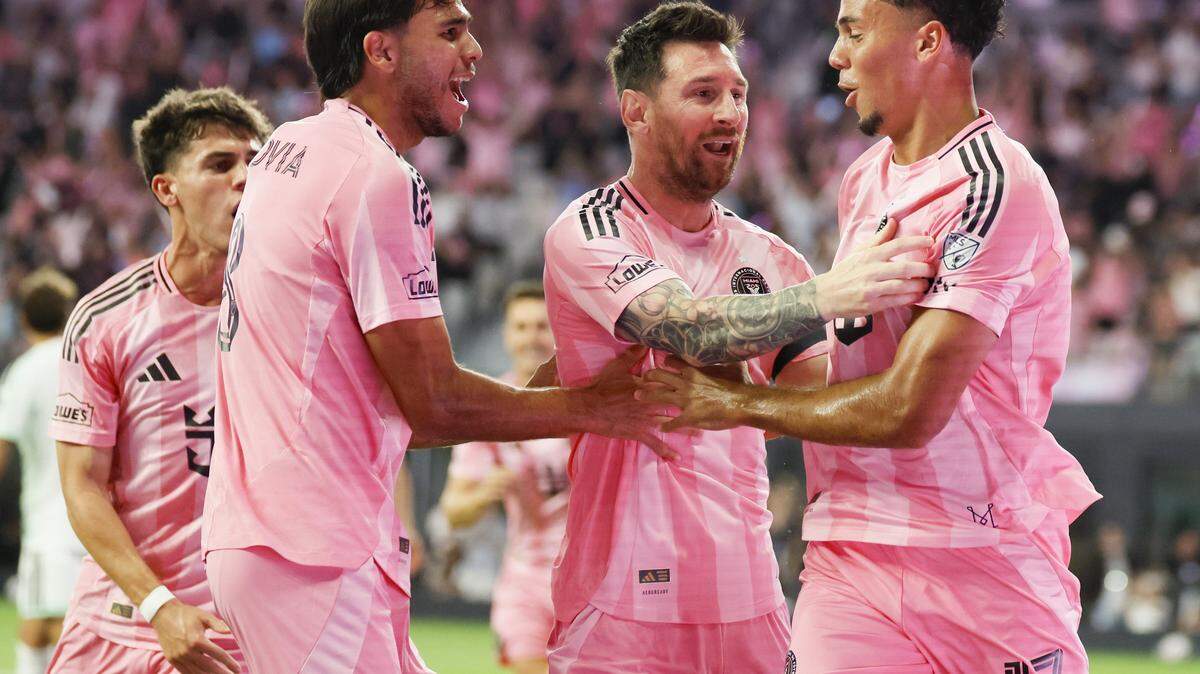 El delantero del Inter Miami CF, Lionel Messi (10), celebra con el centrocampista Telasco Segovia (8) y el defensa Ian Fray (17) después de que Messi anotara contra el Austin FC en la primera mitad de su partido de la MLS en el Nu Stadium, en el Miami Freedom Park, el sábado 4 de abril de 2026, en Miami, Florida.