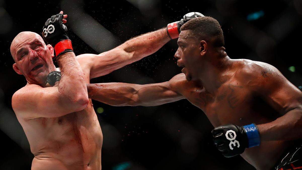 La era del legendario Glover Teixeira llegó a su final. Jamahal Hill (der.) silenció a un montón de críticos después de que venciera de manera rotunda al veterano de Brasil y reclamara el título vacante de peso semipesado en el evento principal de la UFC 283 celebrada en Río de Janeiro.
