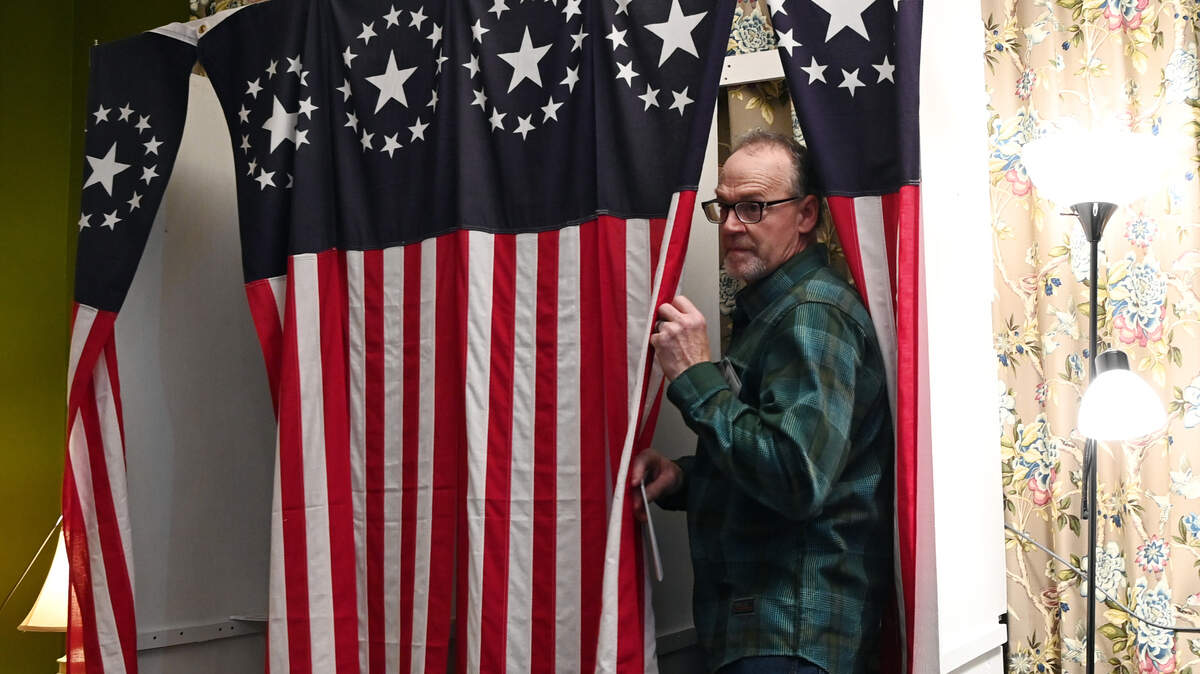 Un votante se prepara para emitir su voto en la elección presidencial de EEUU en Dixville Notch, Nueva Hampshire, Estados Unidos, el 5 de noviembre de 2024. 