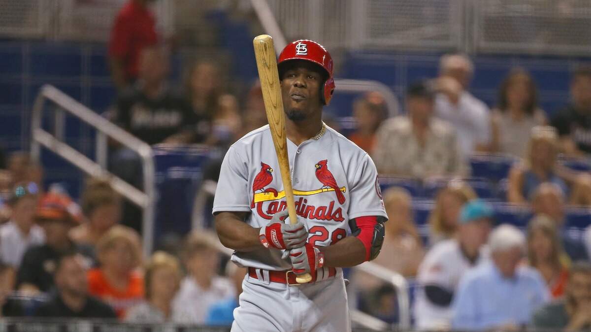 El jardinero central cubano de los Cardenales Adolis García batea en el segundo inning del partido ante los Marlins, celebrado el 8 de agosto de 2018 en Miami.