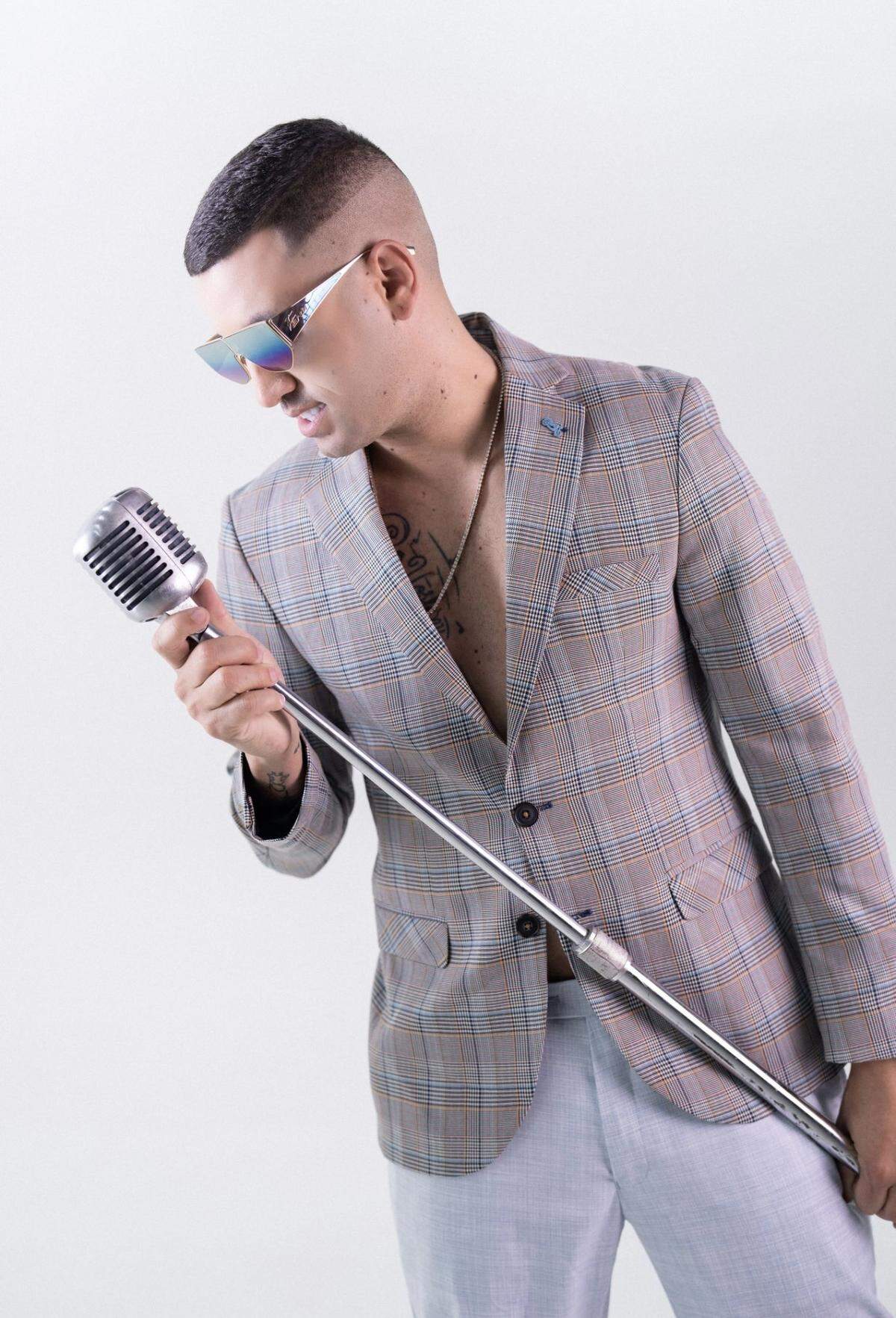Lenier lanza un nuevo disco “Blanco y negro” junto a estrellas como Pitbull, Gente de Zona, y Nacho.