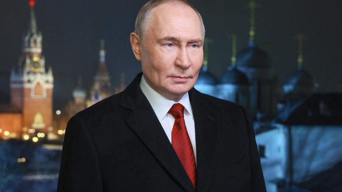 En esta fotografía de pool distribuida por la agencia estatal rusa, el presidente de Rusia, Vladímir Putin, pronuncia su tradicional mensaje televisado de Año Nuevo al pueblo ruso en Moscú el 31 de diciembre de 2025.