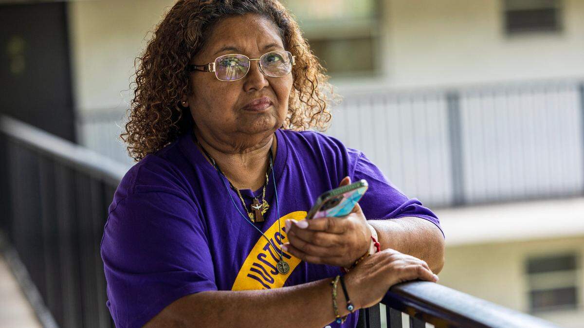 María Elena Hernández, inmigrante nicaragüense, posa en su casa en el condado de Broward el 29 de mayo de 2024. Lleva muchos años viviendo en Estados Unidos y le preocupa el estatus del TPS para los nicaragüenses.