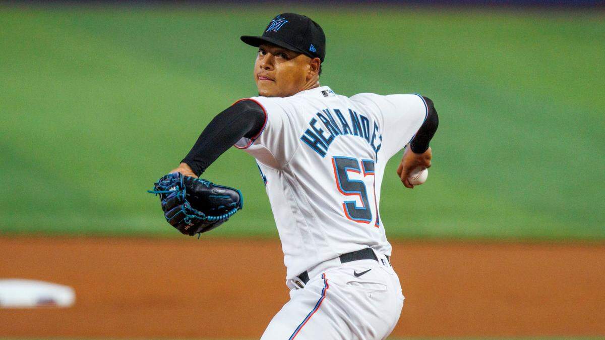 El abridor de los Marlins Elieser Hernández lanza en el primer inning del partido ante los Diamondback de Arizona, celebrado el 4 de mayo de 2022 en Miami.