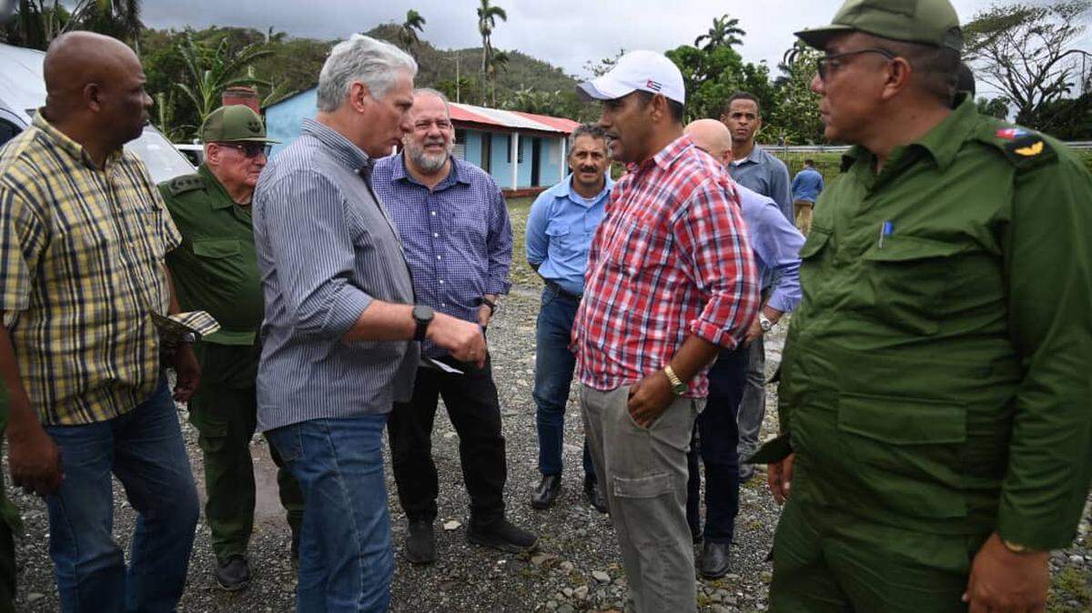 El gobernante cubano Miguel Díaz-Canel ha visitado localidades azotadas por el huracán Oscar en la provincia de Guantánamo, que sufrió los mayores daños por el fenómeno.