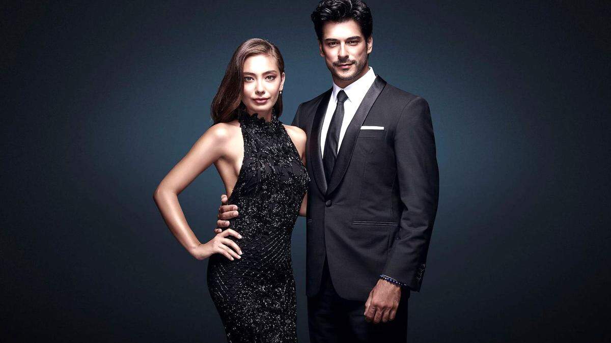 Neslihan Atagül y Burak Özçivit.