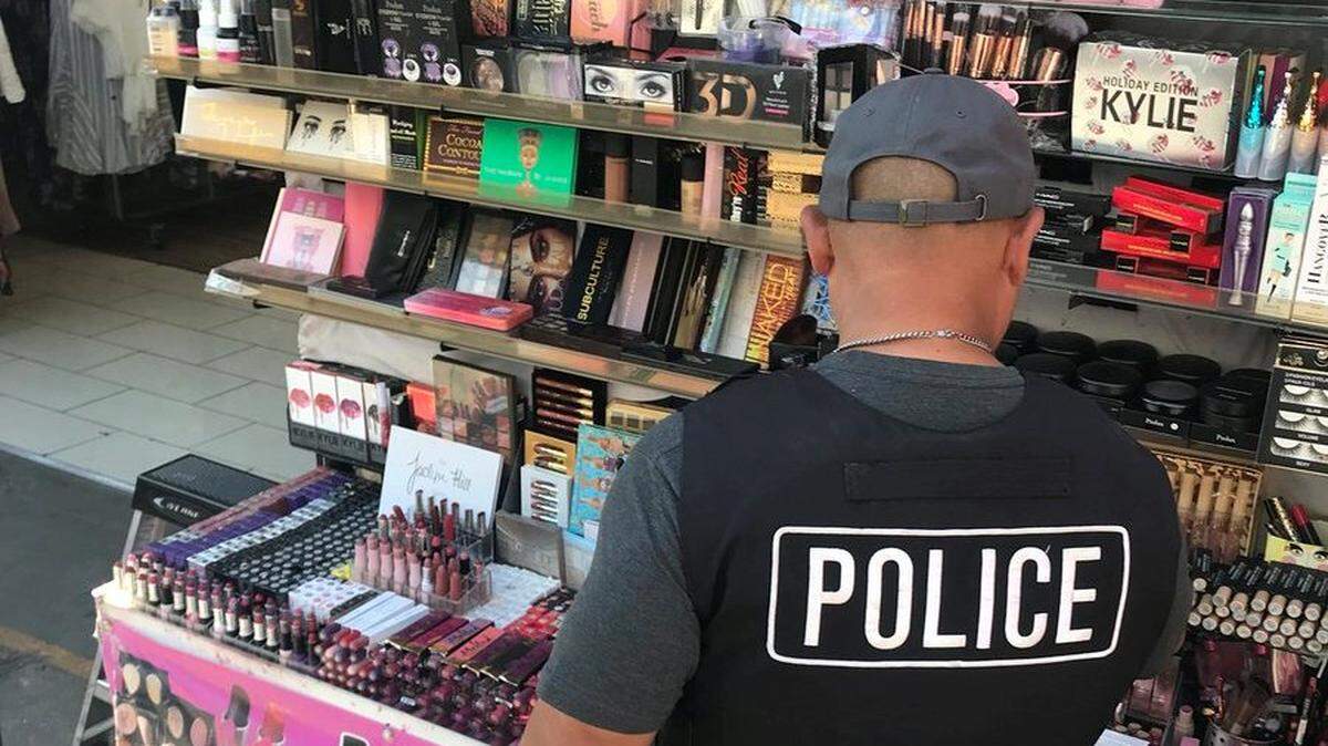 Un policía durante el operativo en tiendas de California para decomisar maquillaje falsificado.