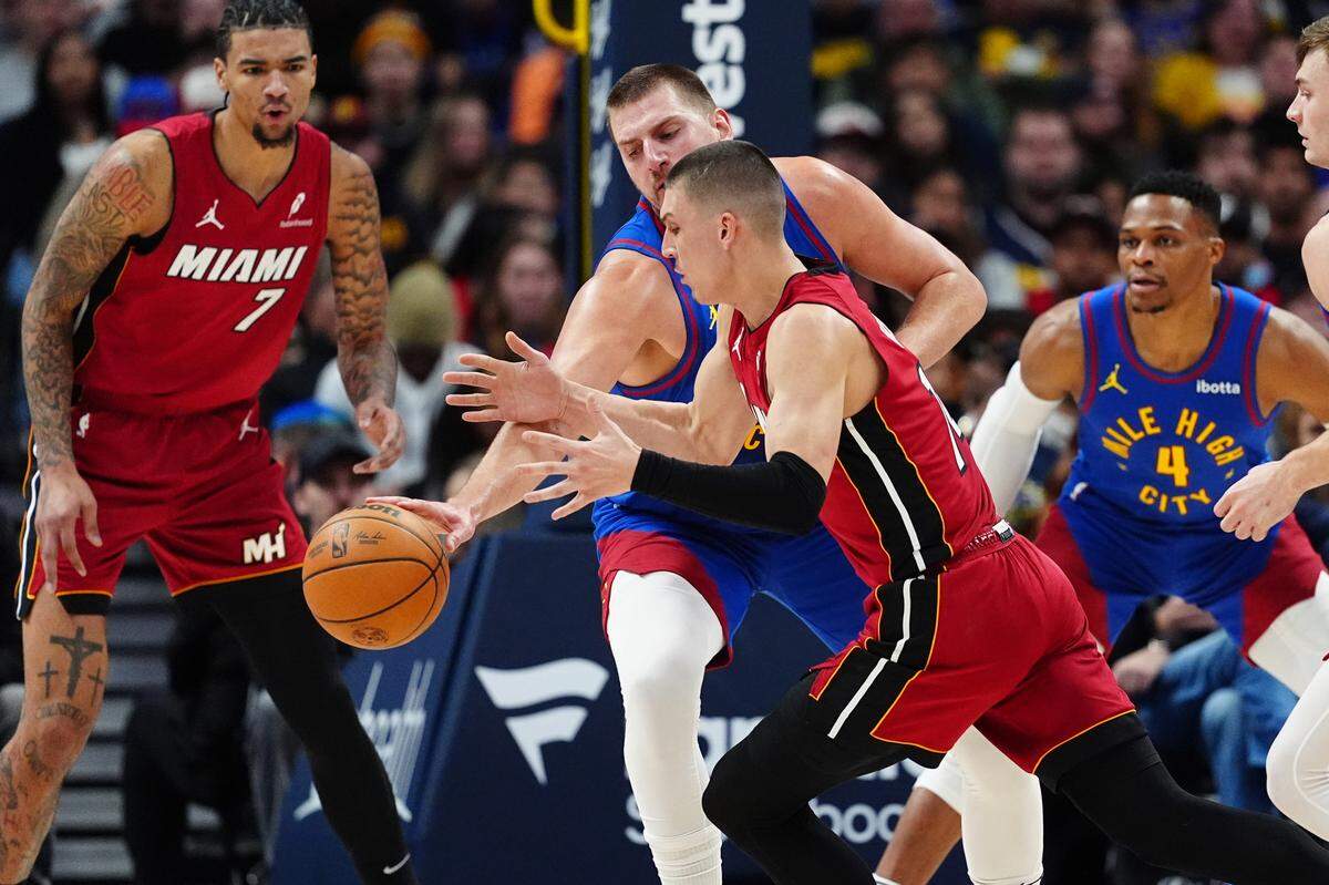 El jugador de los Nuggets Nikola Jokic bloquea un pase del escolta del Heat de Miami Tyler Herro, en el partido celebrado el 9 de noviembre de 2024 en Denver.