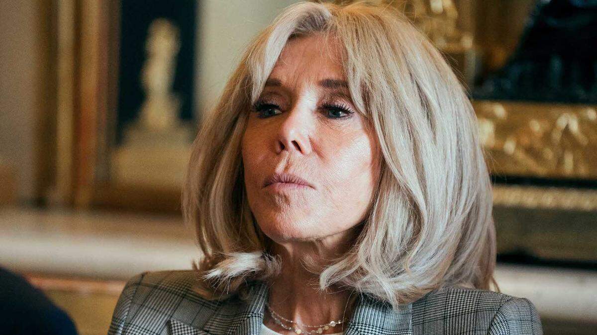 Retrato en primer plano de la Primera Dama de Francia, Brigitte Macron, durante la recepción en el Ministerio de Cultura, donde Line Renaud entregó a la ministra la carta en la que dona sus archivos al Estado. 