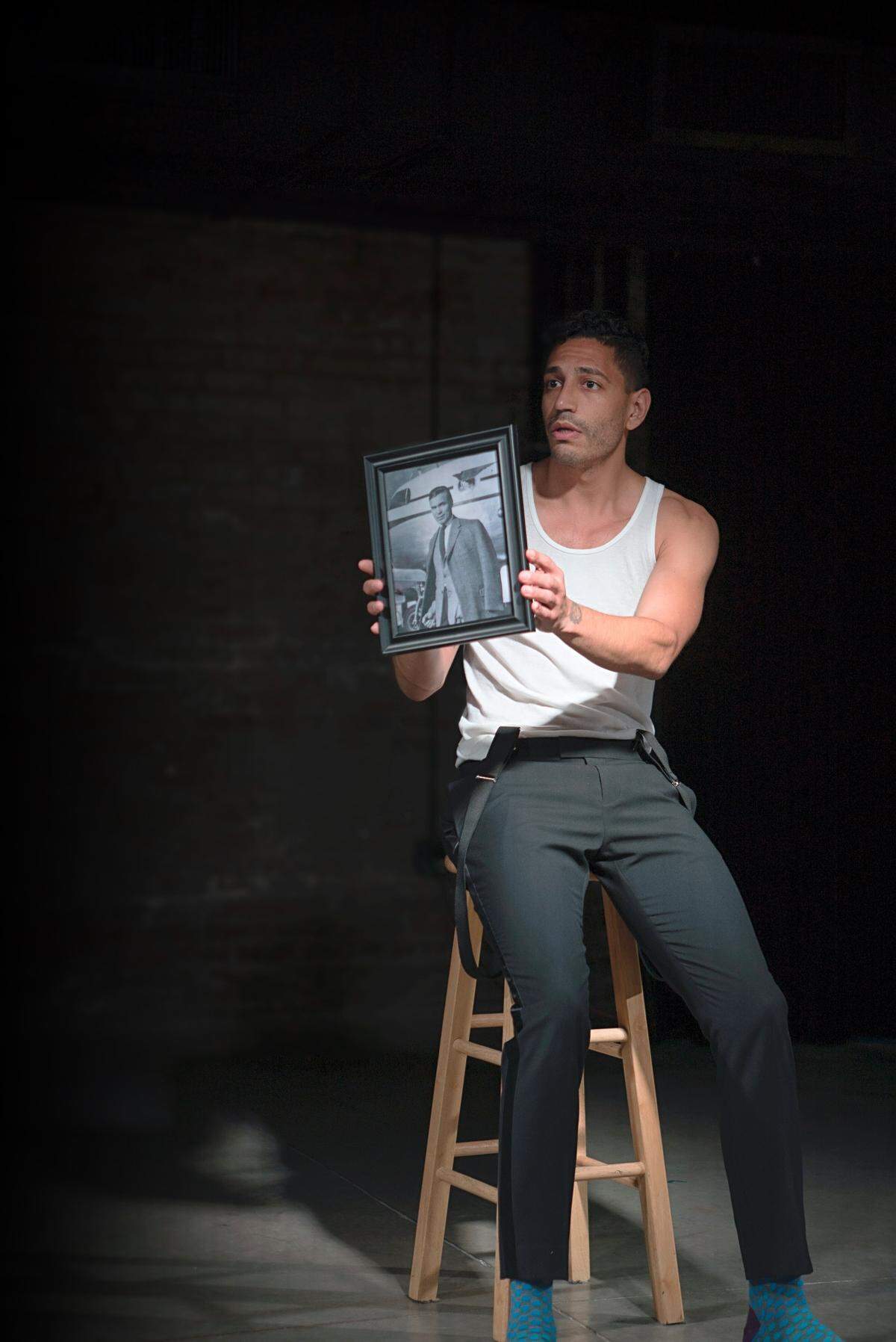 Christopher Rivas mostrando un retrato de Porfirio Rubirosa.