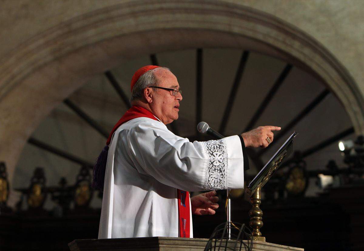 HAB07. LA HABANA (CUBA), 06/04/2012.- El cardenal cubano Jaime Ortega pronuncia un sermaan, hoy viernes 6 de abril de 2012, en la Catedral de La Habana. En su mensaje, que contaa con una inusual transmisiaan televisiva por un canal nacional, el arzobispo de La Habana llamaa al perdaan y a la reconciliaciaan en el primer Viernes Santo como daaa festivo celebrado en la isla en da¬©cadas. EFE/Alejandro Ernesto