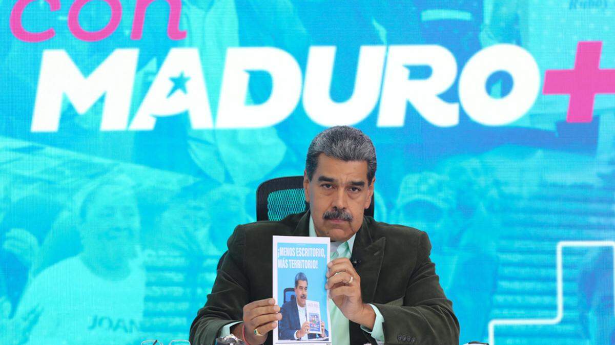 Fotografía cedida por Prensa del Palacio de Miraflores del presidente de Venezuela, Nicolás Maduro, hablando en su programa semanal de televisión ‘Con Maduro +’ este lunes, en Caracas (Venezuela). EFE/ Prensa del Palacio de Miraflores