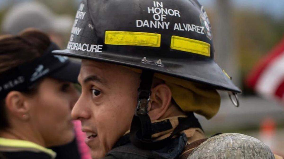 Claudio Navas (2do desde la izq.) participa en el Life Time Marathon de Miami para apoyar la lucha contra el estigma de los desordenes emocionales y mentales.