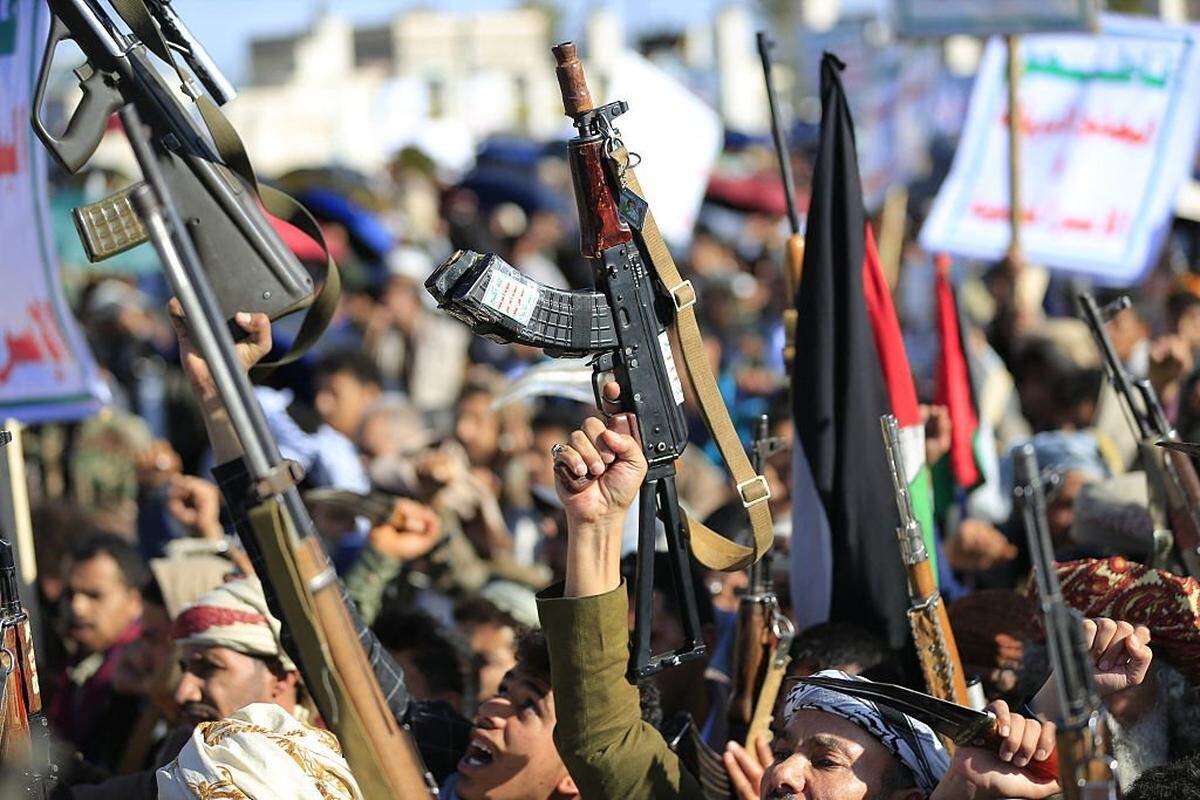 Los hutíes blanden sus armas mientras se manifiestan en solidaridad con Irán y el Líbano, en medio de la guerra entre Estados Unidos e Israel contra Irán, en la capital yemení, Saná, el 27 de marzo de 2026.