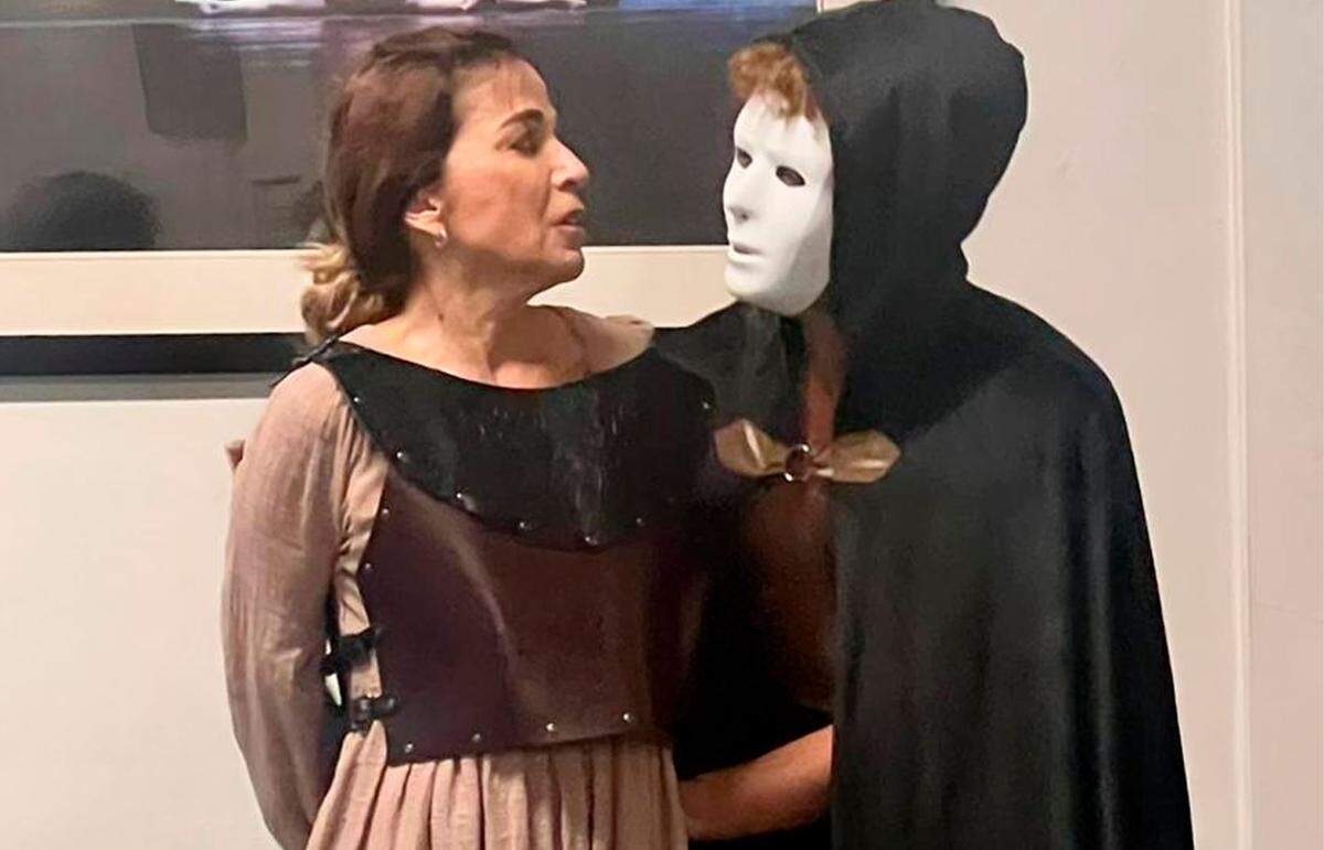 Ana Bugarim y Natanael Leal (con máscara) ensayando “Salvaje y Sagrado”. 